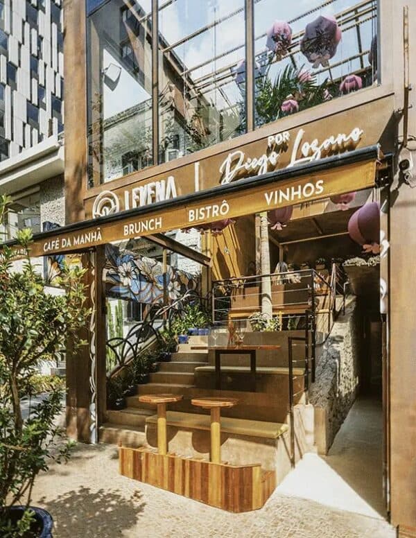 Interior da Levena com clientes